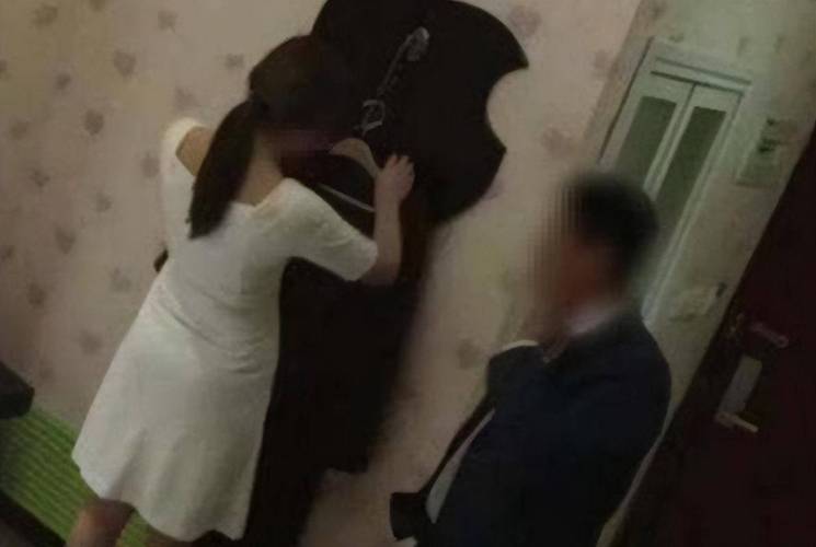 美女老师亲热的相关介绍