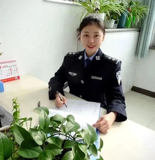 漂亮的人妻被双穴齐开小说的相关介绍