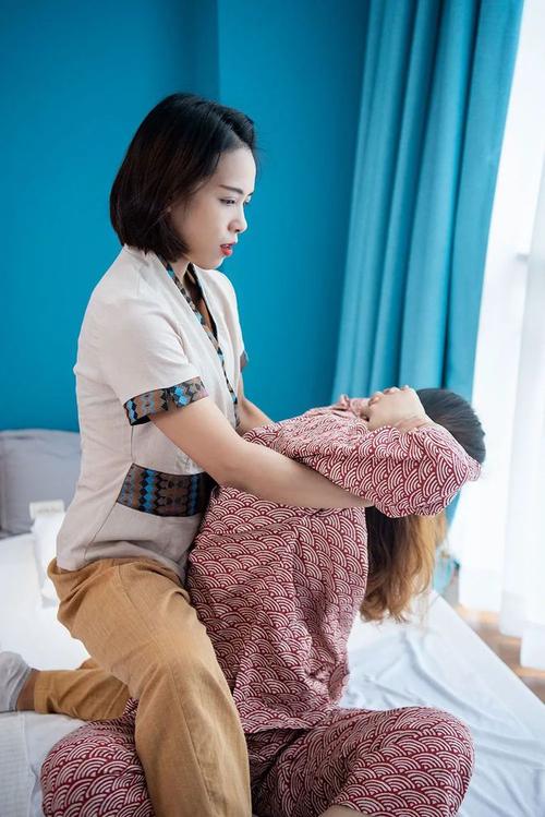一边亲一边摸免费的相关介绍