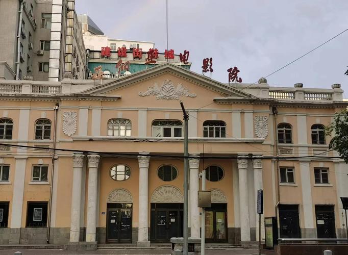 天天躁日日躁 疯人影院的相关介绍
