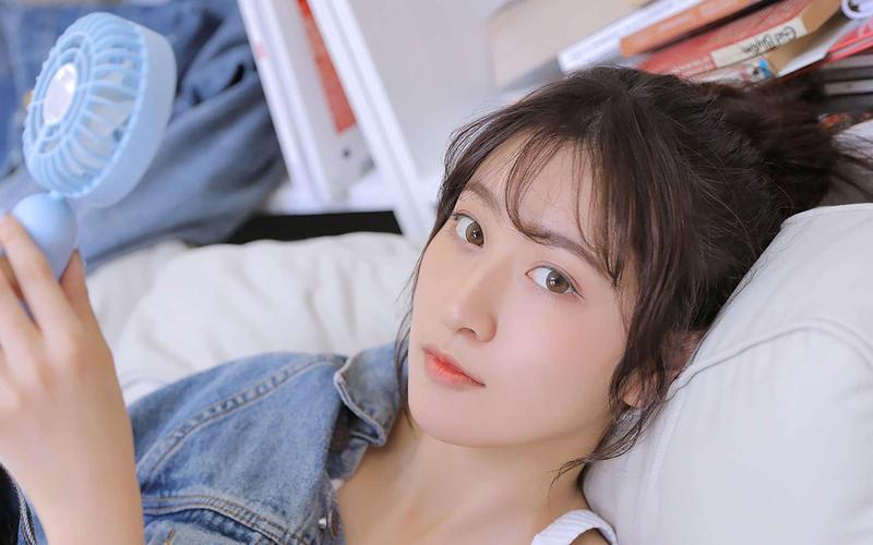 操美女老师逼的相关介绍